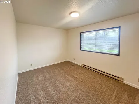 1943 Green Avenue Roseburg OR 97471