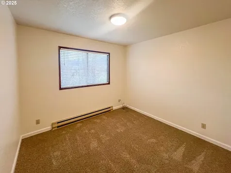 1943 Green Avenue Roseburg OR 97471