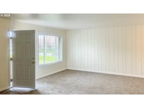 1943 Green Avenue Roseburg OR 97471