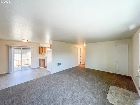 1943 Green Avenue Roseburg OR 97471