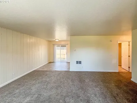 1943 Green Avenue Roseburg OR 97471