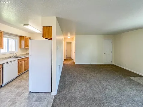 1943 Green Avenue Roseburg OR 97471