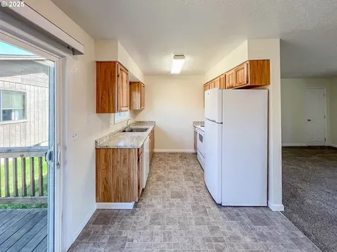 1943 Green Avenue Roseburg OR 97471
