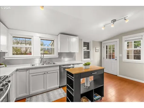 5916 SE Knapp Street Portland OR 97206