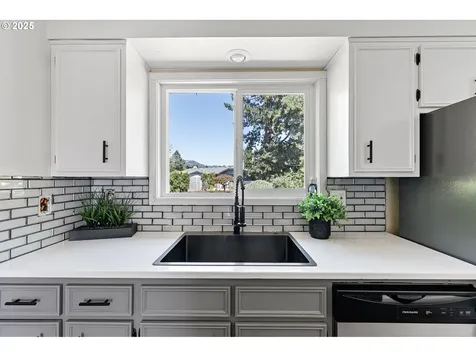 1267 Kenray Loop Springfield OR 97477