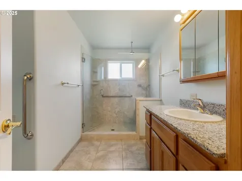 931 Locust Street Oakland OR 97462