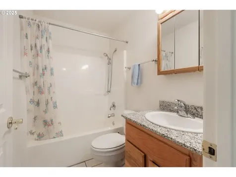 931 Locust Street Oakland OR 97462