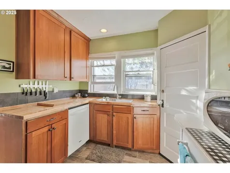7123 SE Knight Street Portland OR 97206