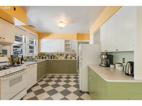 5709 SE Morrison Street Portland OR 97215