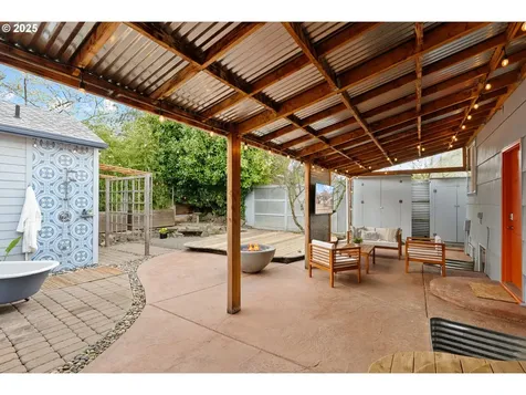 59 NE Russet Street Portland OR 97211
