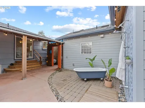 59 NE Russet Street Portland OR 97211