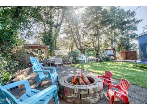 6824 SW Galley Avenue Lincoln City OR 97367