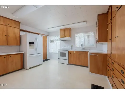 870 SW 10th Street Lincoln City OR 97367