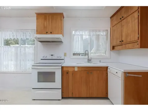 870 SW 10th Street Lincoln City OR 97367