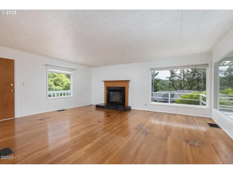 870 SW 10th Street Lincoln City OR 97367