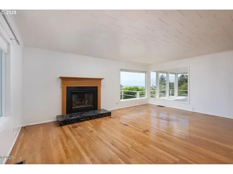 870 SW 10th Street Lincoln City OR 97367