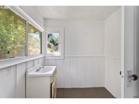 309 SE Ella Street Roseburg OR 97470