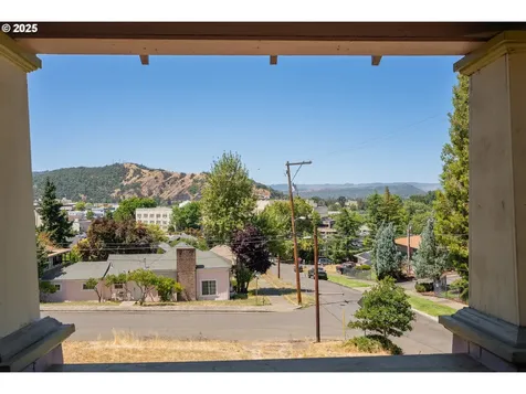 309 SE Ella Street Roseburg OR 97470