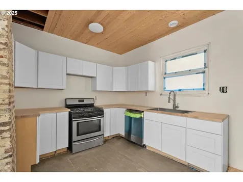 309 SE Ella Street Roseburg OR 97470
