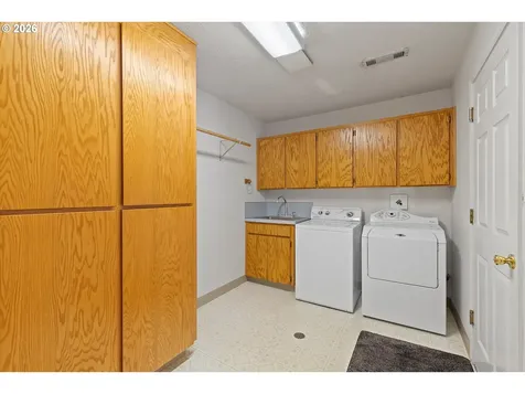 339 NE South Shore Road Portland OR 97211