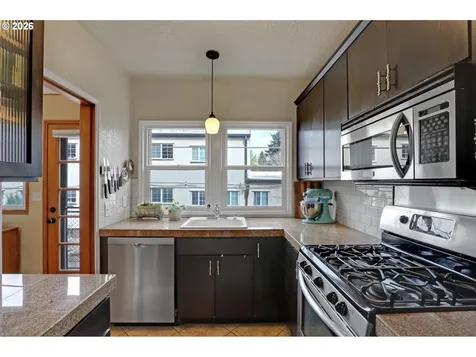 2025 SE Caruthers Street Portland OR 97214
