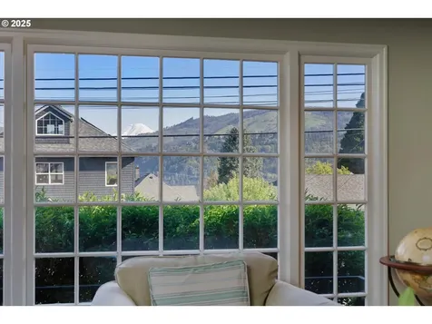 1017 Cascade Avenue Hood River OR 97031