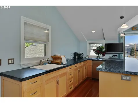 1017 Cascade Avenue Hood River OR 97031