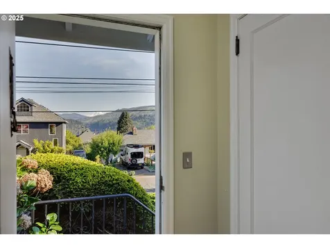 1017 Cascade Avenue Hood River OR 97031