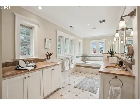 466 NE Hazelfern Place Portland OR 97232