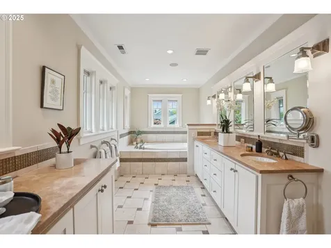 466 NE Hazelfern Place Portland OR 97232