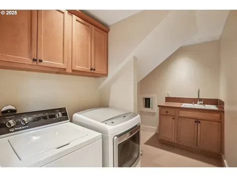 466 NE Hazelfern Place Portland OR 97232