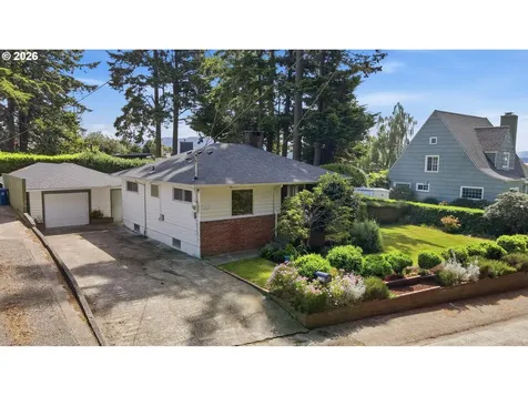 1313 Bayview Street North Bend OR 97459