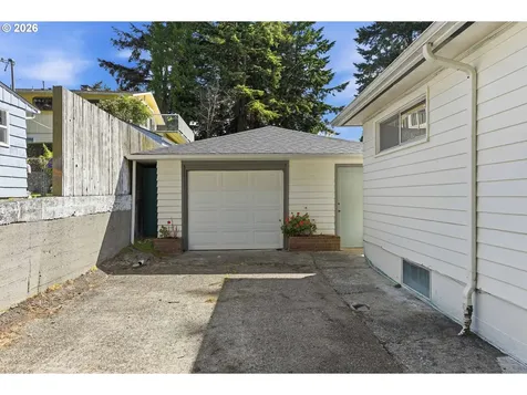 1313 Bayview Street North Bend OR 97459