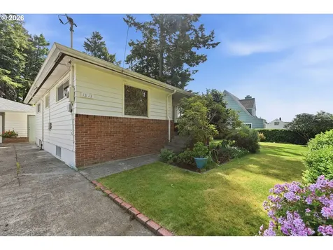 1313 Bayview Street North Bend OR 97459