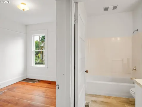 1557 N Skidmore Street Portland OR 97217