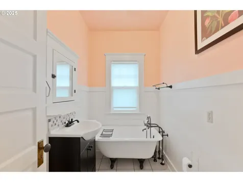 619 B Street Silverton OR 97381