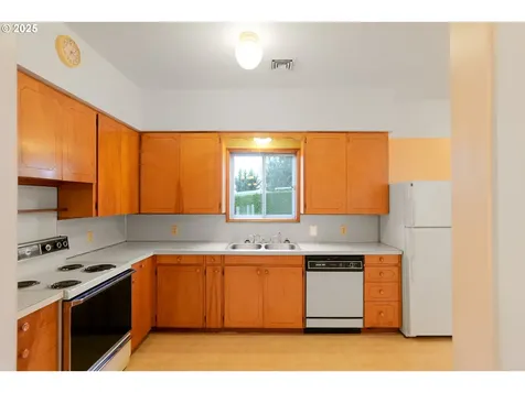 619 B Street Silverton OR 97381