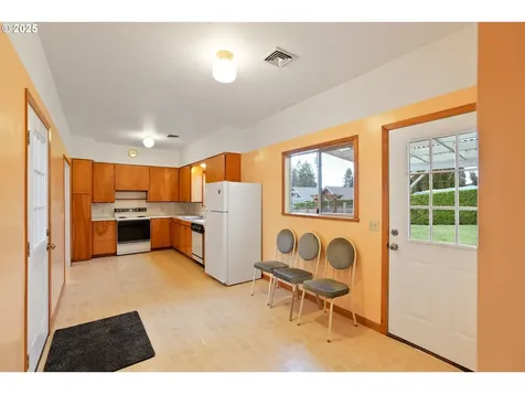 619 B Street Silverton OR 97381