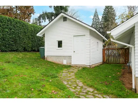 619 B Street Silverton OR 97381