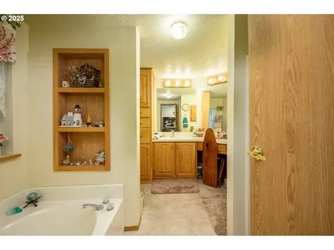 1412 NW Wallace Road Mcminnville OR 97128