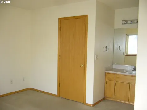 1042/1108 NE Lija Loop Portland OR 97211