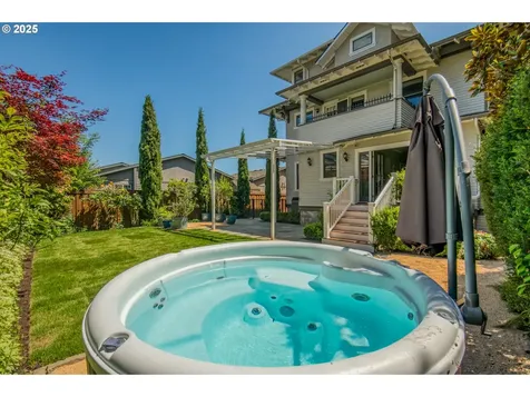 2445 NW Irving Street Portland OR 97210