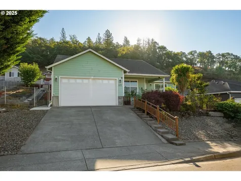 675 NE Cummins Street Roseburg OR 97470