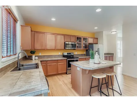 2152 N Laurelwood Street Canby OR 97013