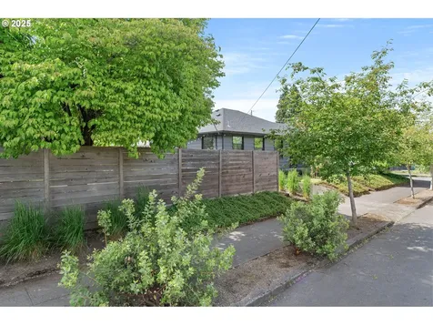 6833 NE 18th Avenue Portland OR 97211