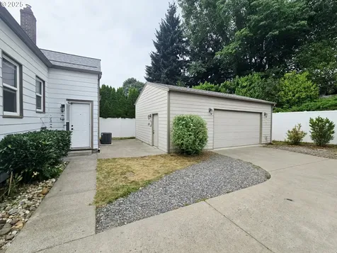 7247 SE Division Street Portland OR 97206