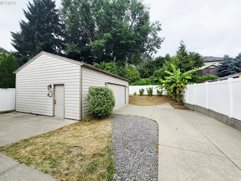 7247 SE Division Street Portland OR 97206