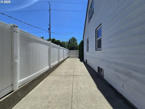7247 SE Division Street Portland OR 97206