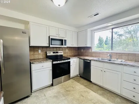 1636 Kendall Street Roseburg OR 97471