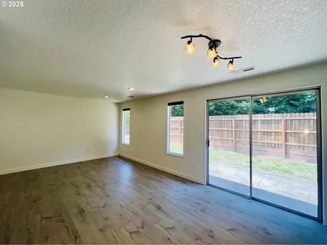 1636 Kendall Street Roseburg OR 97471
